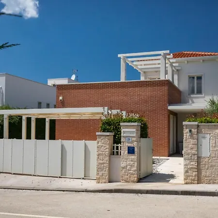 Rafaelle With 3 Bedrooms And Pool In Porec Villa *