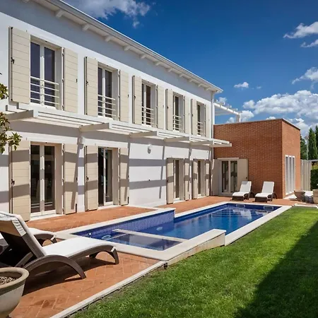 Vila Rafaelle With 3 Bedrooms And Pool In Porec *