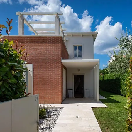 Rafaelle With 3 Bedrooms And Pool In Porec