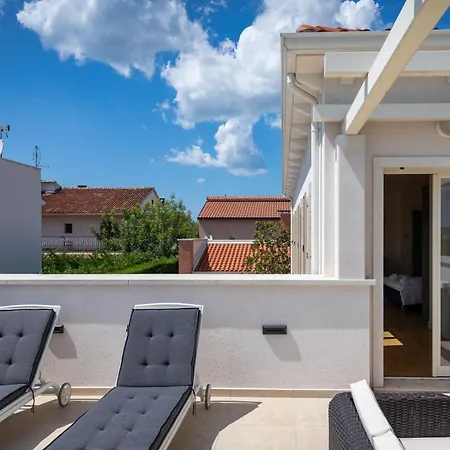Rafaelle With 3 Bedrooms And Pool In Porec *