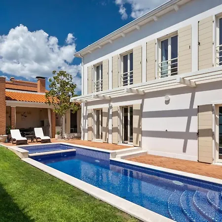 Vila Rafaelle With 3 Bedrooms And Pool In Porec